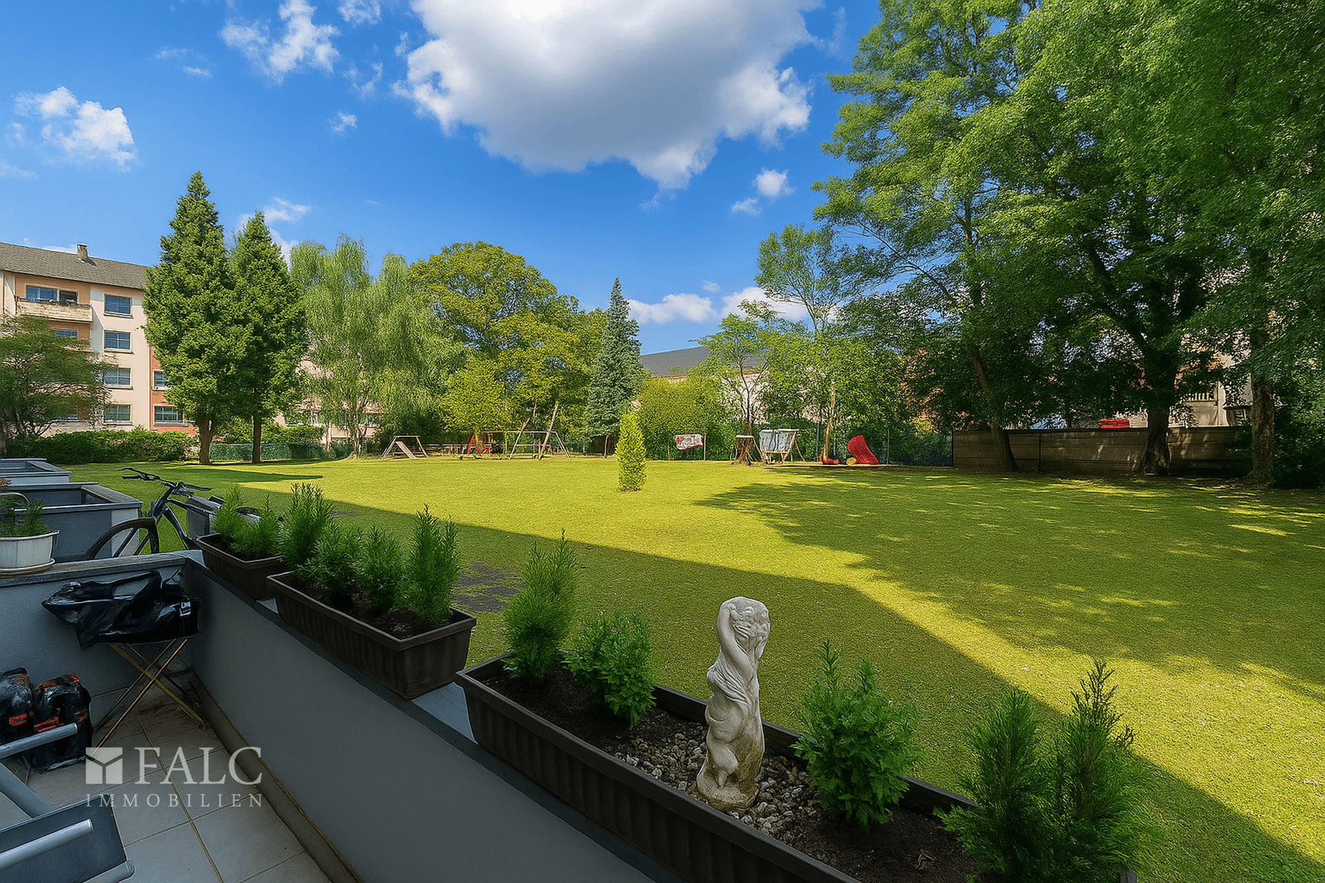 Garten mit Spielplatz